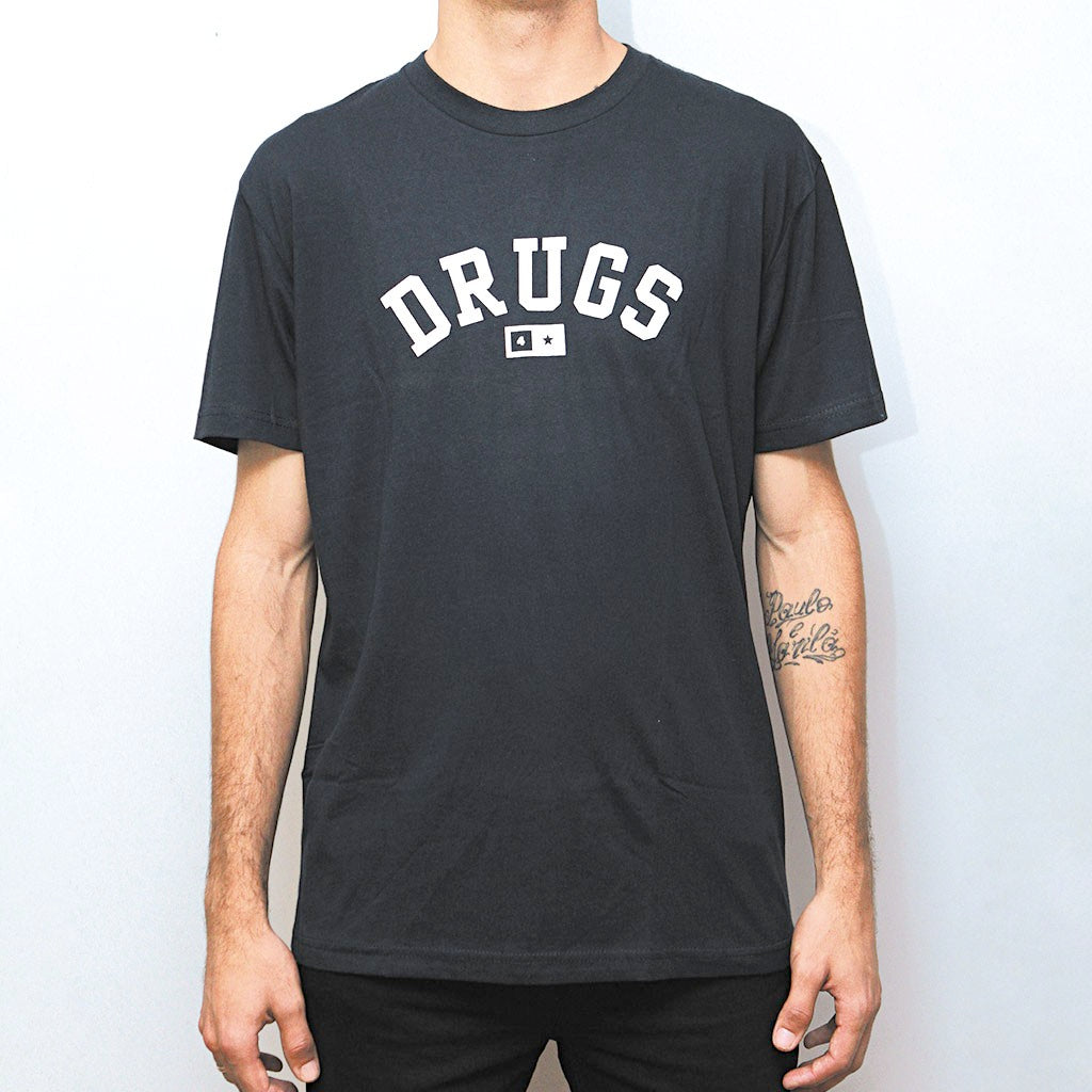 Camiseta Fourstar Clothing Drugs - Preto / Branco